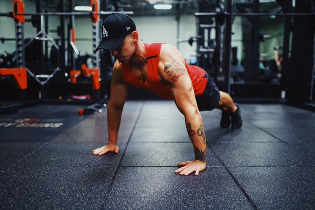 La variante de las flexiones para los hombres mayores de 40 años